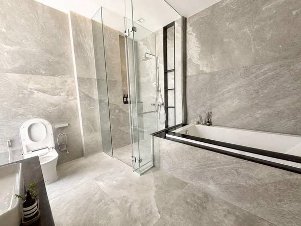 room interior and bathroom of The Gentry Phatthanakan 2 เดอะ เจนทริ พัฒนาการ 2