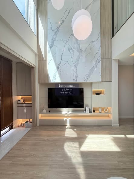 living room and kitchen of เดอะ เจนทริ สุขุมวิท (THE GENTRY SUKHUMVIT 101)