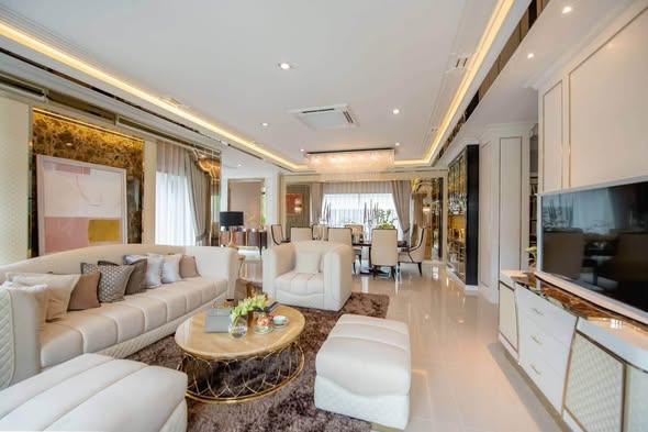 living room and bedroom of เดอะ แกรนด์ ลักซ์ บางนา-สวนหลวง THE GRAND LUX BANGNA- SUANLUANG
