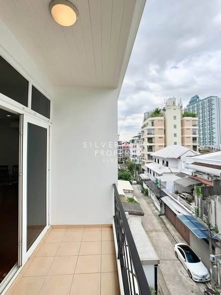 The Greenston Thonglor Residence