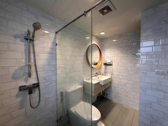 bathroom of The Kris 2 Ratchada 17