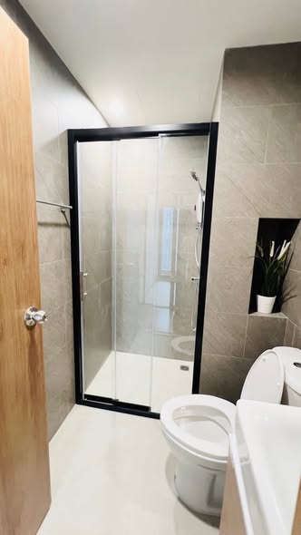 room interior and bathroom of The Livin Ramkhamhaeng : เดอะ ลิฟวิ่น รามคำแหง
