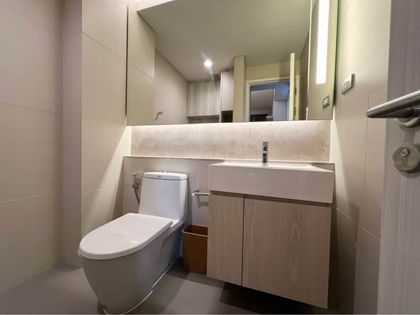 bathroom of The Lumpini 24