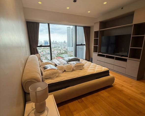 bedroom of The Met Condominium