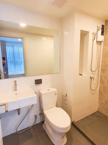 bathroom of The Origin Onnut