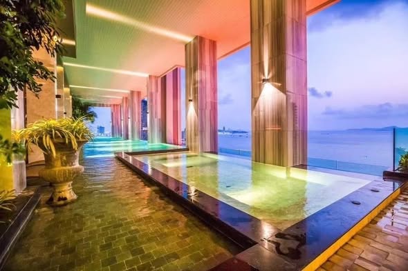 pool of The Riviera Wongamat Beach : เดอะ ริเวียร่า วงศ์อมาตย์ บีช