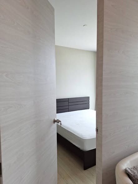bedroom and room interior of The Room Sukhumvit 21