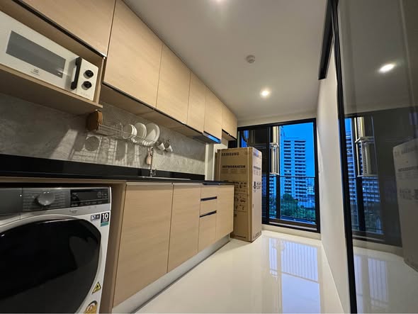 bathroom and kitchen of The SHADE Sathon 1 (เดอะเชดด์ สาทร 1)