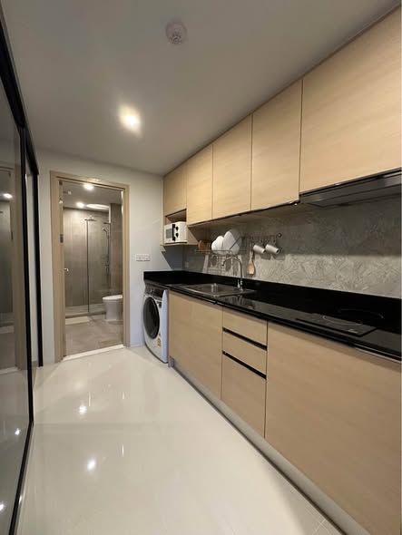 bathroom and kitchen of The SHADE Sathon 1 (เดอะเชดด์ สาทร 1)