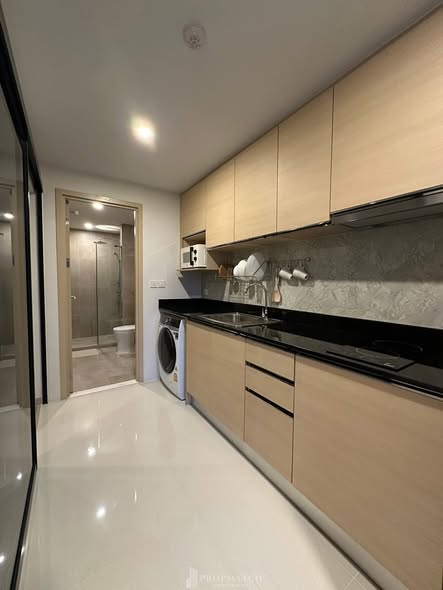 bathroom and kitchen of The SHADE Sathon 1 (เดอะเชดด์ สาทร 1)