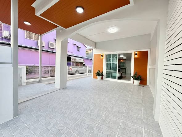 Thewin Town House