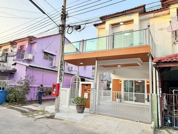 Thewin Town House