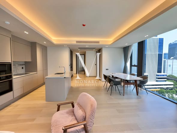 living room and kitchen of Tonson One Residence ต้นสน วัน เรสซิเดนซ์