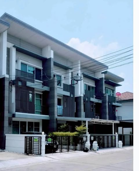 Town Avenue Rama 9