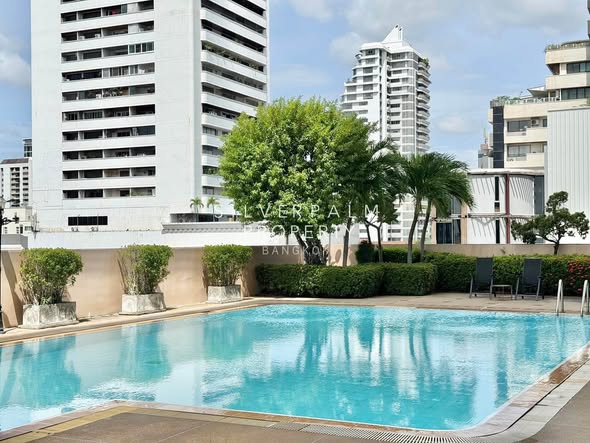 pool of United Residence