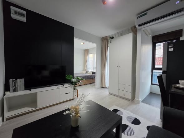 living room and bedroom of เวลาดี เรสซิเดนซ์ Vela de Residence