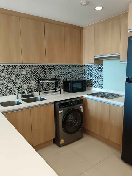 bathroom and kitchen of Villa Asoke Condominium