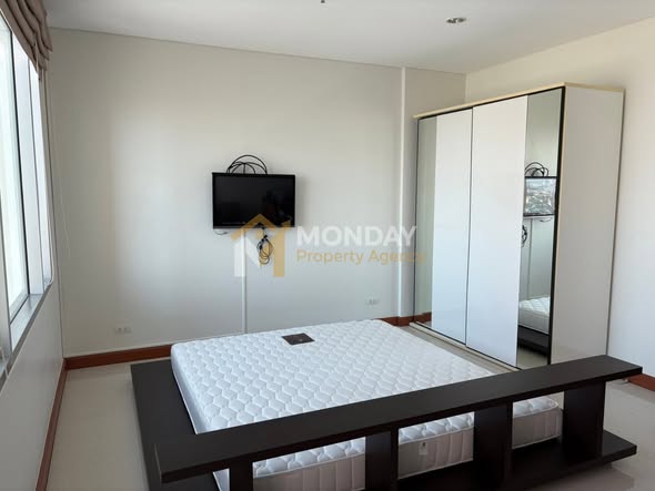 bedroom and room interior of Villa Sathon Condominium