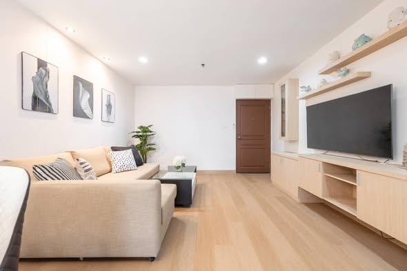 living room of Waterford Diamond Tower
