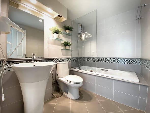 bathroom of Waterford Sukhumvit 50