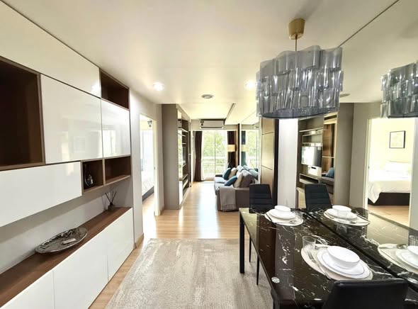 living room and room interior and kitchen of Waterford Sukhumvit 50