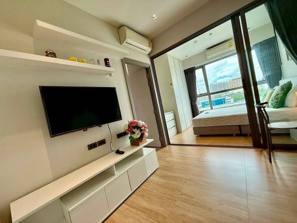 bedroom and living room of Whizdom Station Ratchada-ThaPra