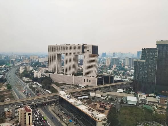Wind Ratchayothin Condominium