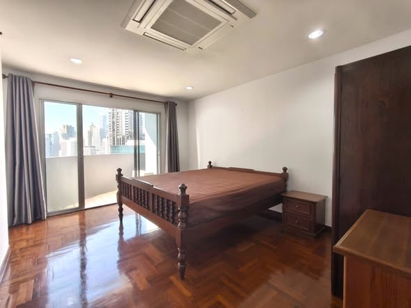 bedroom of Witthayu Complex