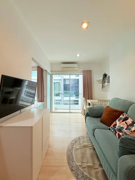 living room and room interior of คอนโดวันพลัส บิสสิเนสพาร์ค 2 (One Plus Business Park 2)