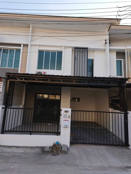 2 storey townhome for daily weekly rent