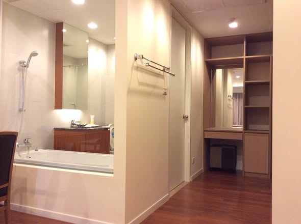 room interior of Amanta Lumphini