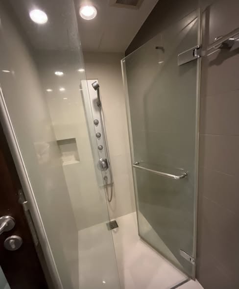 room interior and bathroom of Ashton Morph 38