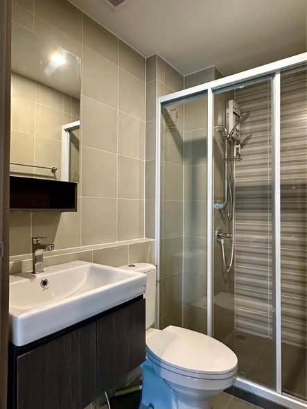 room interior and bathroom of Aspire Ratchayothin