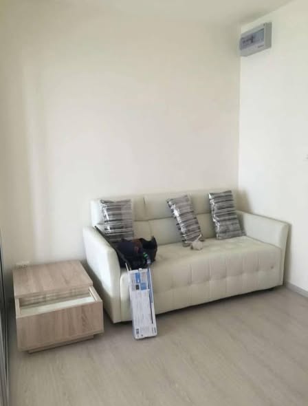 bedroom and living room of Aspire Sathon-Taksin (Timber Zone)