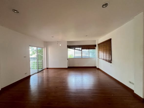 Baan klang Krung (British Town – Thonglor)