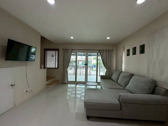 living room and bedroom of Baan Klang Muang Rama 9