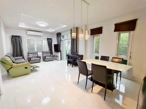 living room and room interior of บ้านปรีดี ที่พักรายเดือน (Baan​ Pridi)