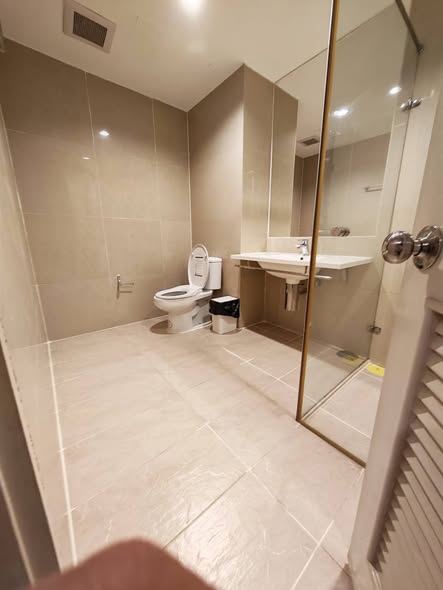 bathroom of Baan Sathorn Chao Phraya