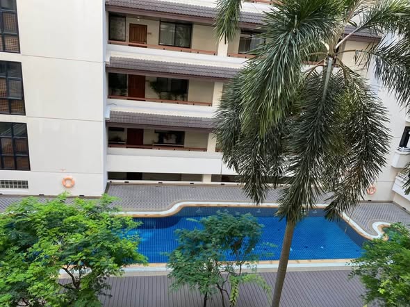 pool of Ban Chan Condominium