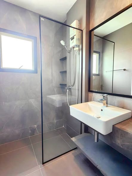 room interior and bathroom of Bangkok Boulevard Bangna KM.5 บางกอก บูเลอวาร์ด บางนา กม.5