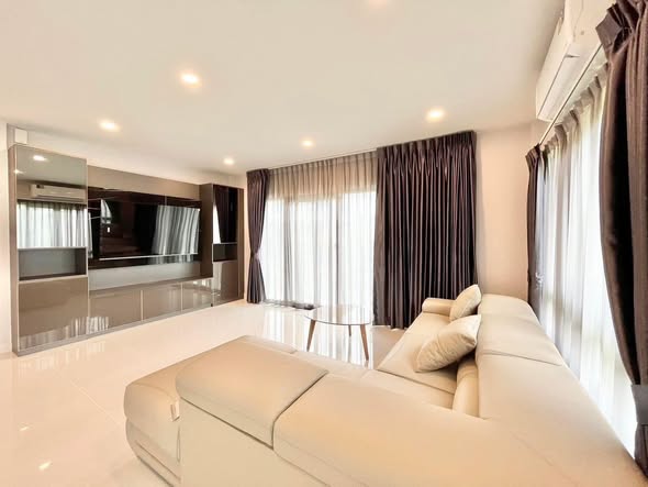 bedroom and living room of Centro Vibhavadi
