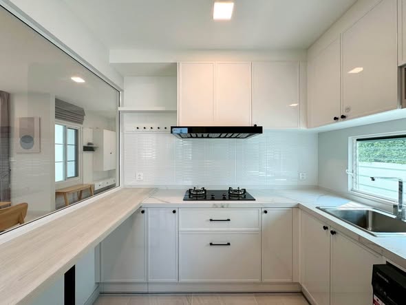 room interior and kitchen of Chaiyapruek Bangna KM15