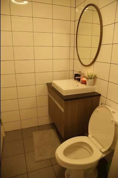 bathroom of Chapter One Eco Ratchada-HuaiKhwang