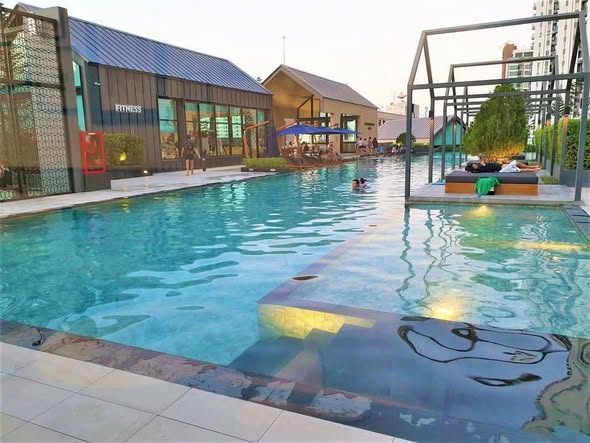 pool of Chapter One Eco Ratchada-HuaiKhwang