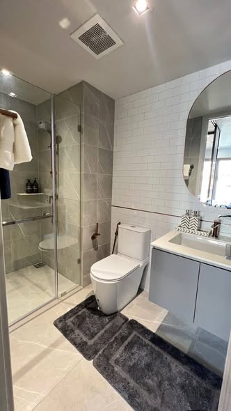 room interior and bathroom of CHAPTER THONGLOR 25