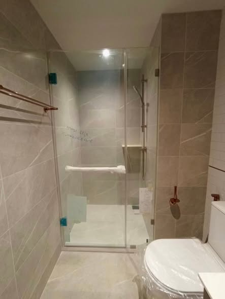 room interior and bathroom of CHAPTER THONGLOR 25