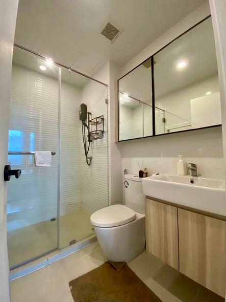 room interior and bathroom of Chewathai Kaset-Nawamin