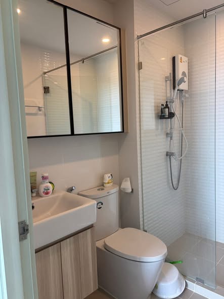 room interior and bathroom of Chewathai Kaset-Nawamin