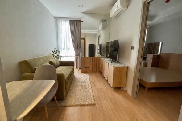 living room and bedroom of Chewathai Residence Thong Lo