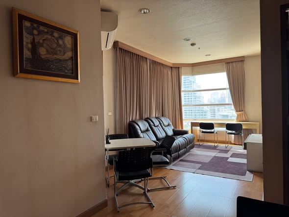 living room and bedroom of Citi smart Sukhumvit 18